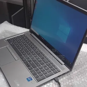 New Laptop HP ZBook Firefly G8 16GB Intel Core i7 SSD 512GB
