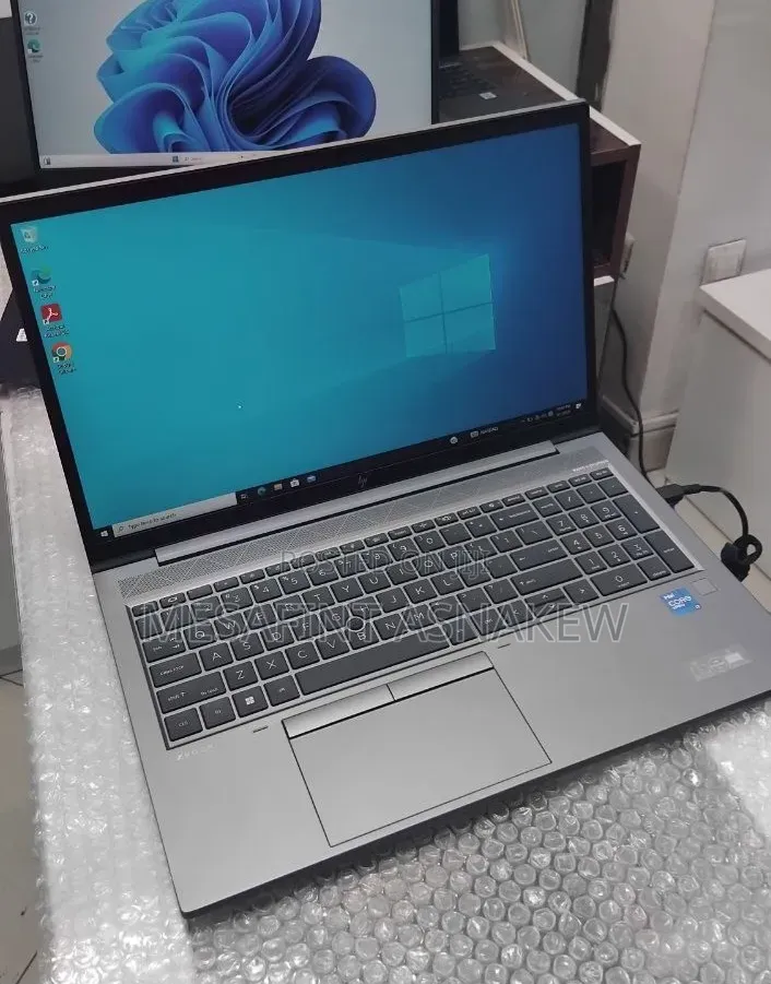 New Laptop HP ZBook Firefly G8 16GB Intel Core i7 SSD 500GB