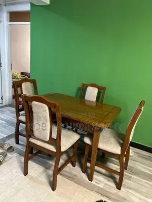 Dining Table of 4 Sits