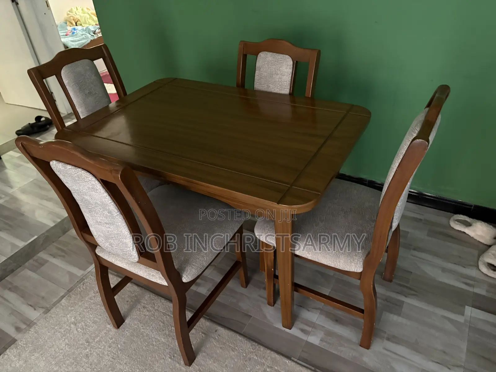 Dining Table of 4 Sits