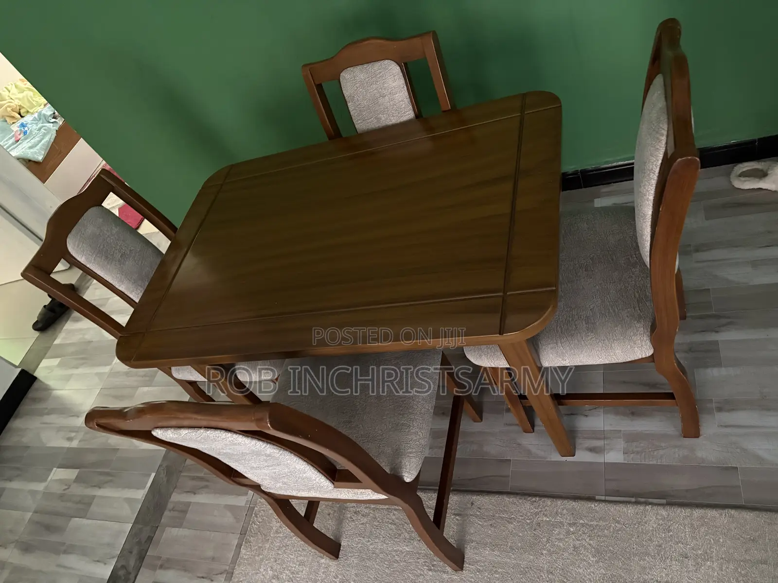 Dining Table of 4 Sits