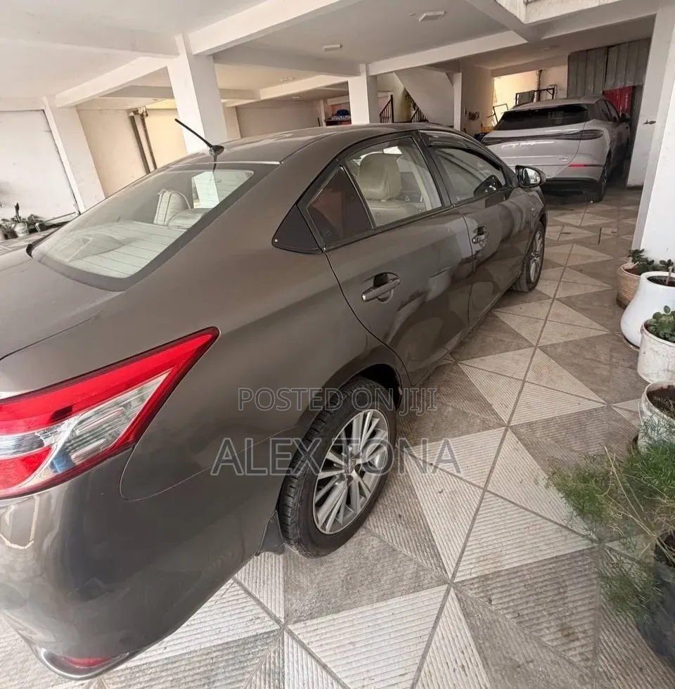 Toyota Yaris 2015 Gray