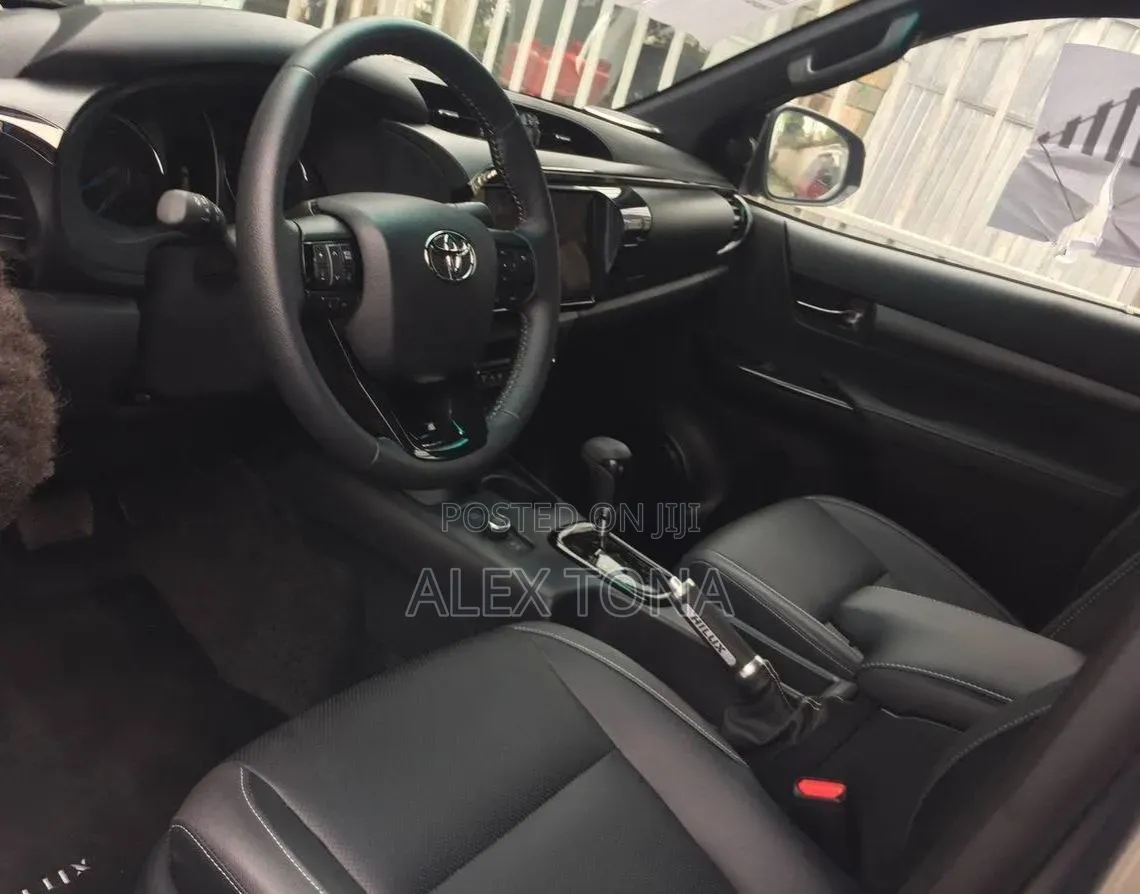 New Toyota Hilux 2024 Gray
