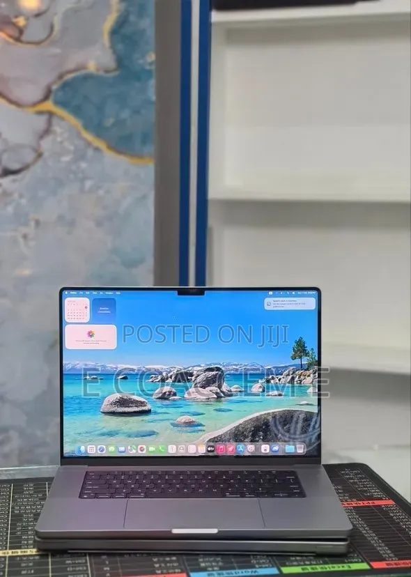 New Laptop Apple MacBook 32GB SSD 1T
