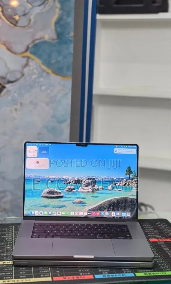 New Laptop Apple MacBook 32GB SSD 1T