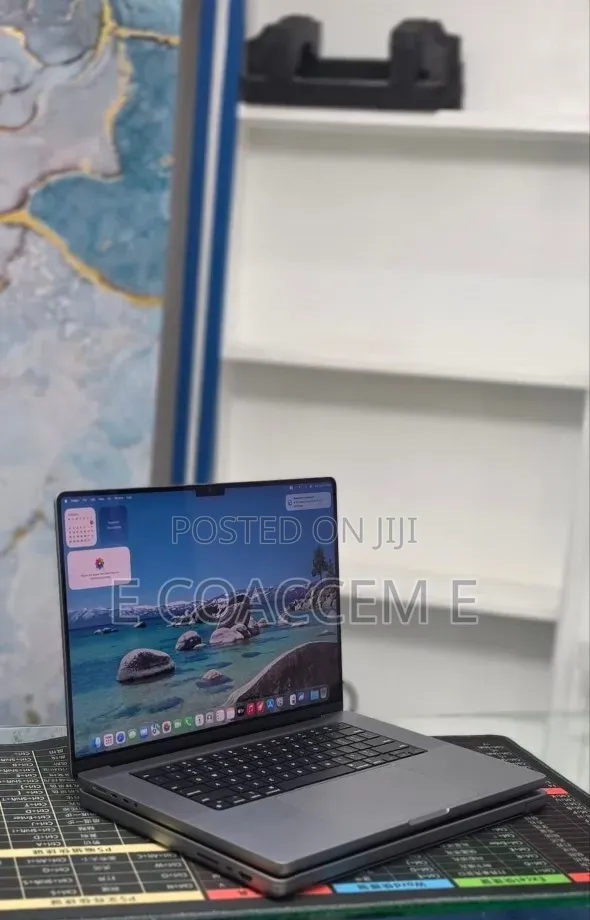 New Laptop Apple MacBook 32GB SSD 1T