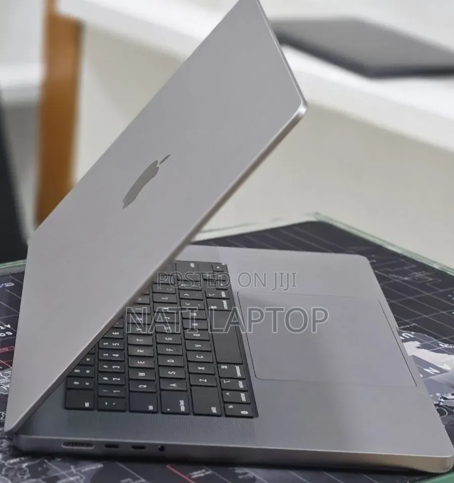 New Laptop Apple MacBook Pro 2022 M2 16GB Apple M2 SSD 512GB