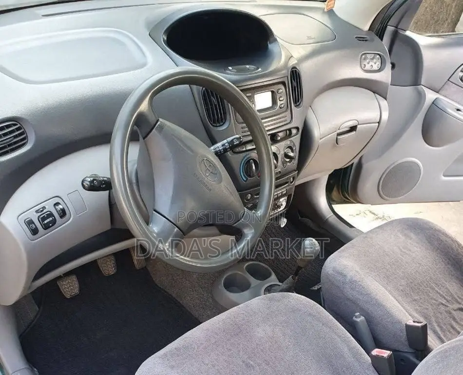 Toyota Corolla Verso 2000 Gray