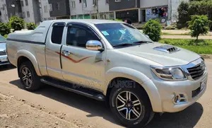 Toyota Hilux 2012 Gold