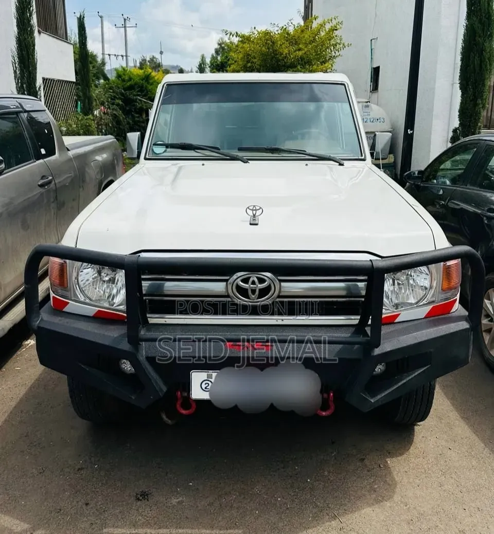 Toyota Land Cruiser 2009 White