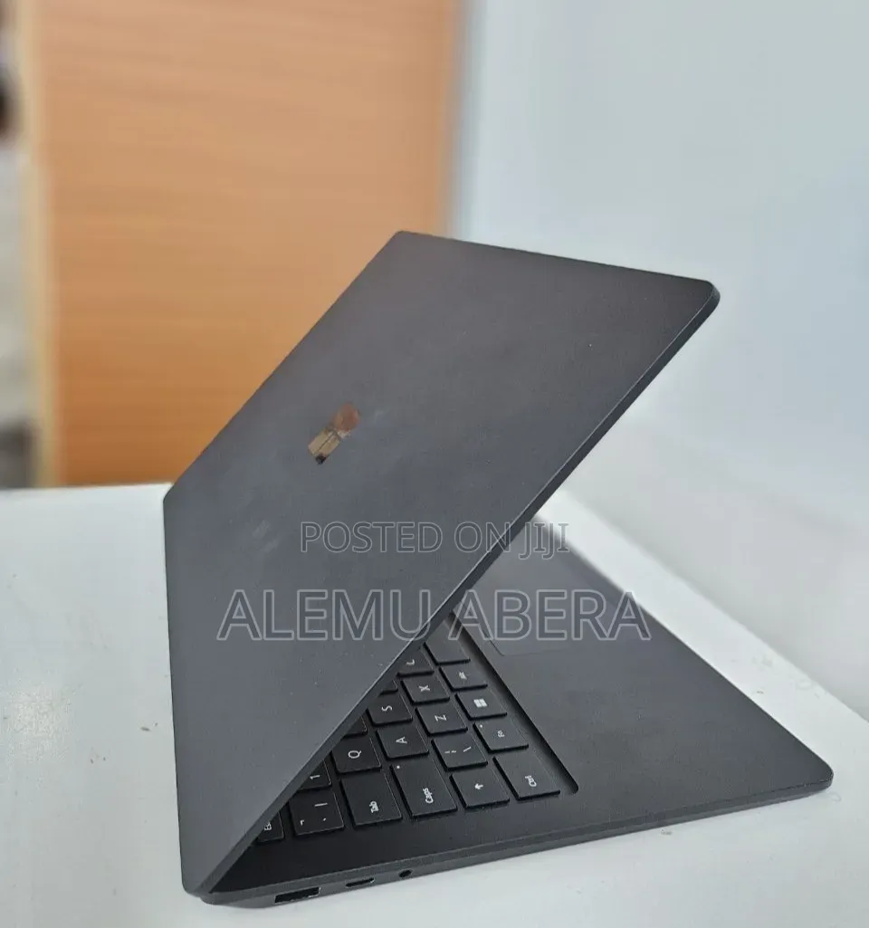 New Laptop Microsoft Surface 16GB Intel Core i7 SSD 512GB