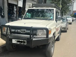 Toyota Land Cruiser 2011 White