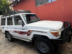 Toyota Land Cruiser 2011 White