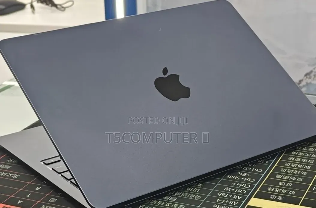 New Laptop Apple MacBook Air 2022 M2 16GB Apple M2 SSD 256GB