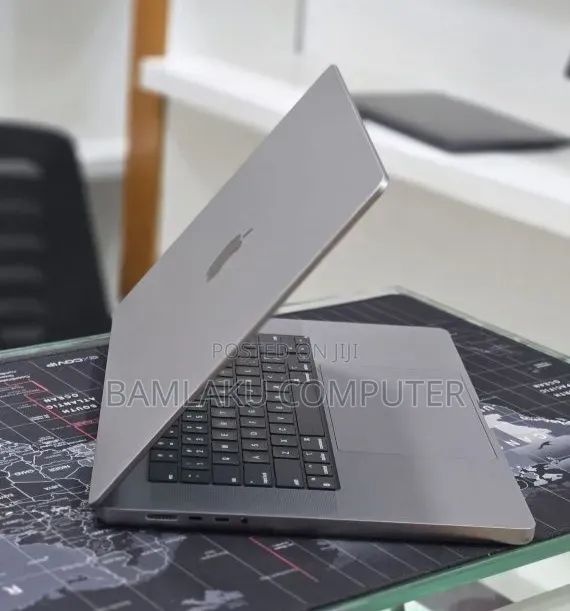 New Laptop Apple MacBook Pro 2022 M2 16GB Apple M2 SSD 512GB