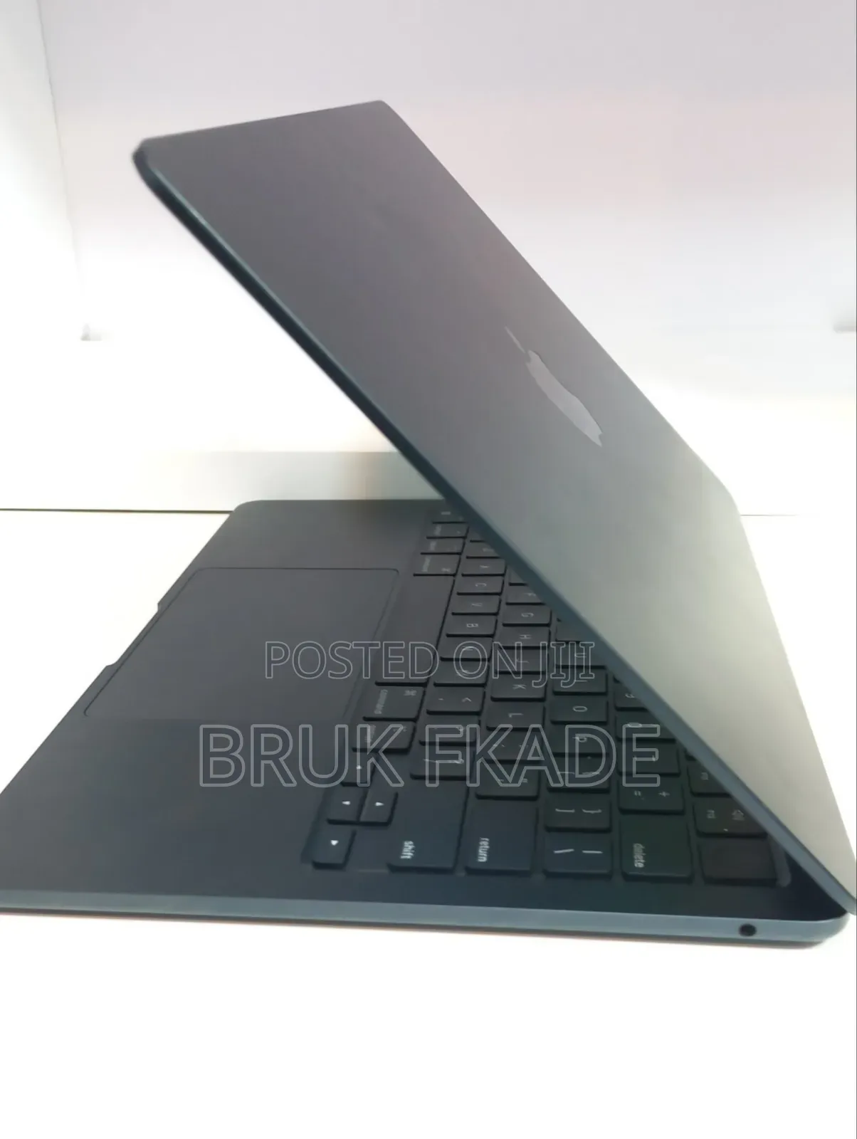 New Laptop Apple MacBook Air 2022 M2 8GB Apple M2 SSD 256GB