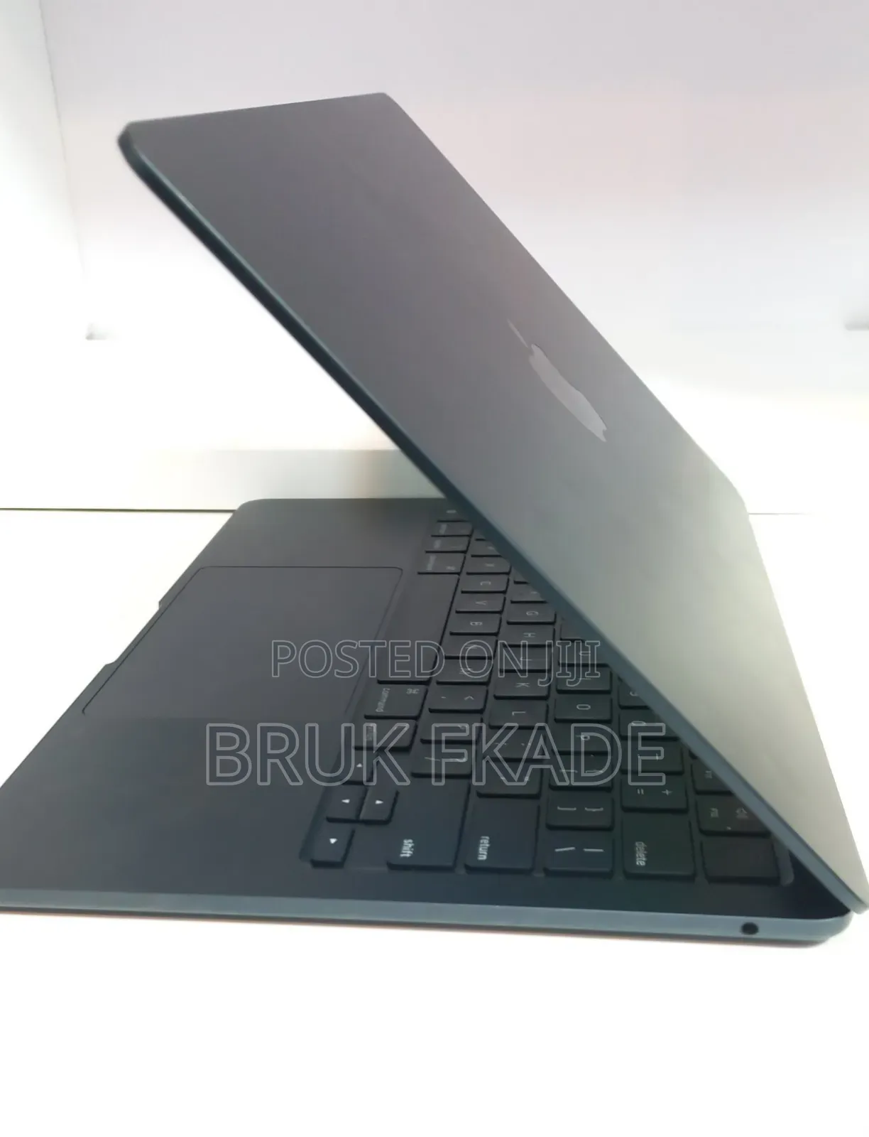 New Laptop Apple MacBook Air 2022 M2 8GB Apple M2 SSD 256GB