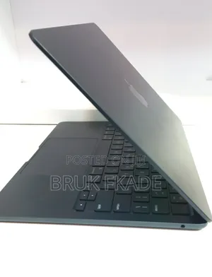 New Laptop Apple MacBook Air 2022 M2 8GB Apple M2 SSD 256GB