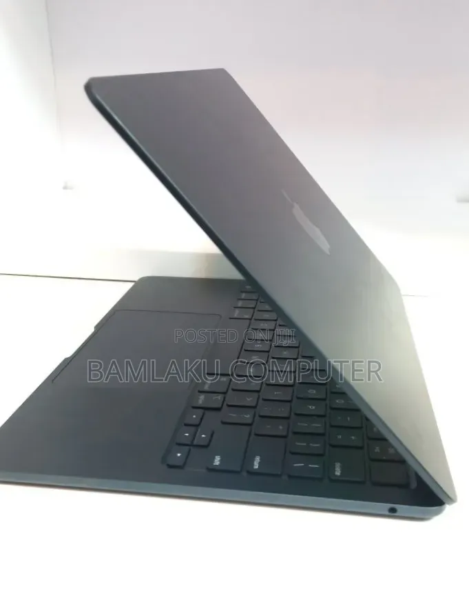 New Laptop Apple MacBook Air 2022 M2 8GB Apple M2 SSD 256GB