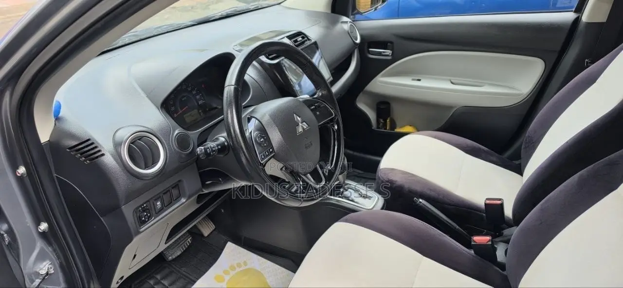 Mitsubishi Attrage 2022 Silver