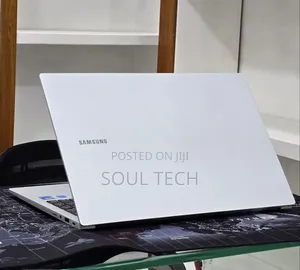 New Laptop Samsung Galaxy Book4 16GB Intel Core 7 SSD 512GB