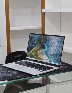New Laptop Samsung Galaxy Book4 16GB Intel Core 7 SSD 512GB