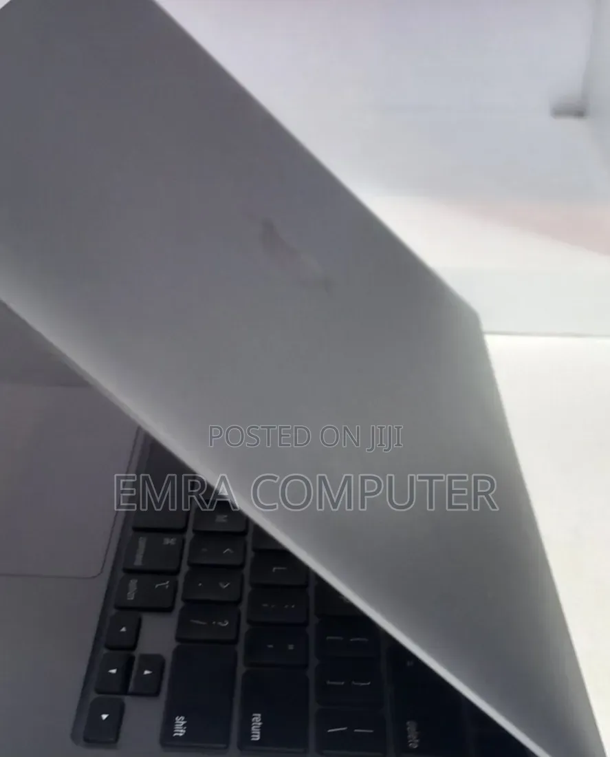 New Laptop Apple MacBook Pro 2020 M1 8GB Apple M1 Pro SSD 256GB