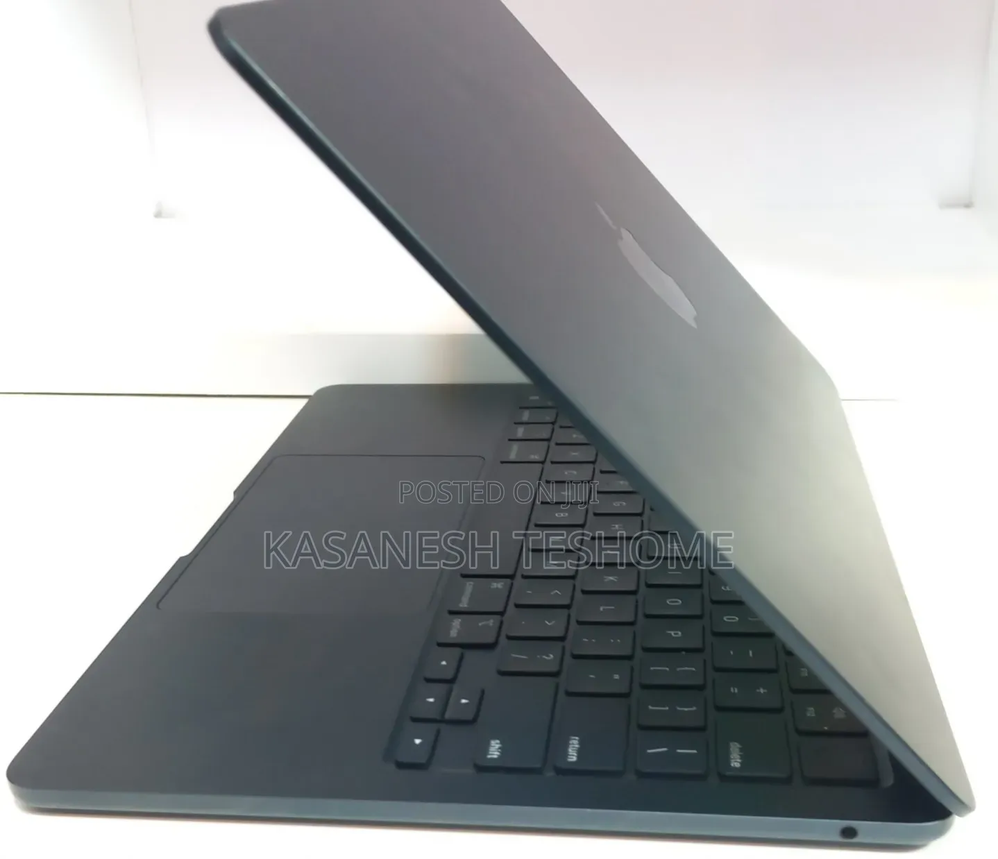 New Laptop Apple MacBook Air 2022 M2 8GB Intel Core 2 Quad SSD 256GB