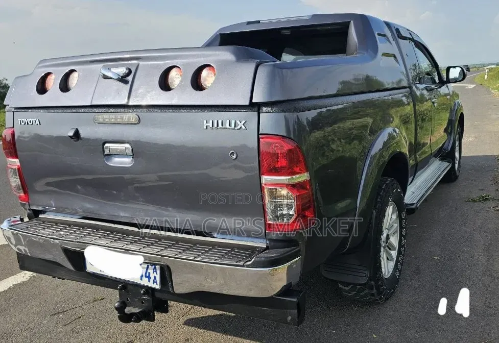 Toyota Hilux 2012 Black