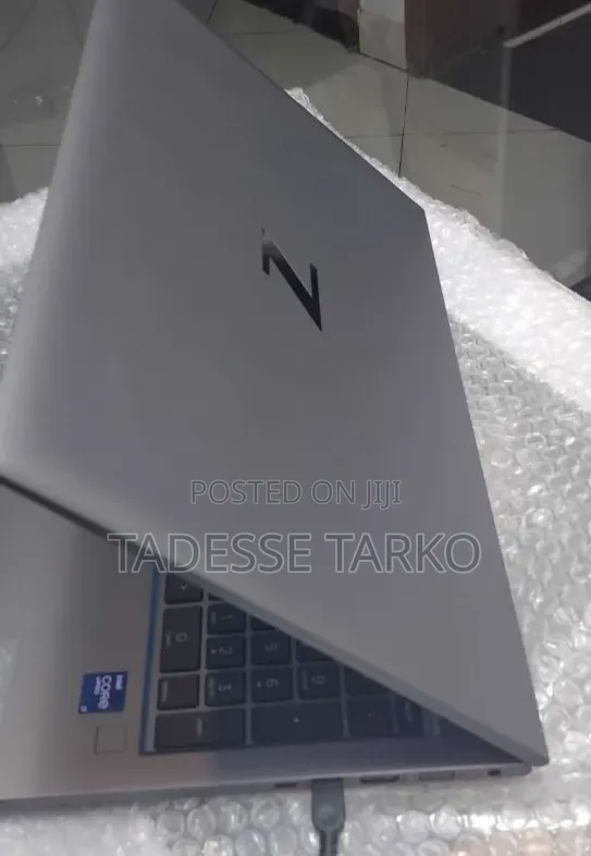 New Laptop HP ZBook Firefly G8 16GB Intel Core i7 SSD 512GB
