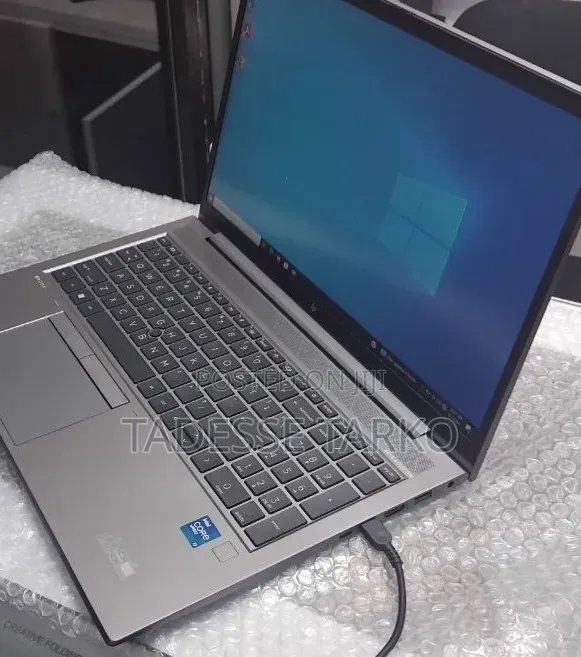 New Laptop HP ZBook Firefly G8 16GB Intel Core i7 SSD 512GB
