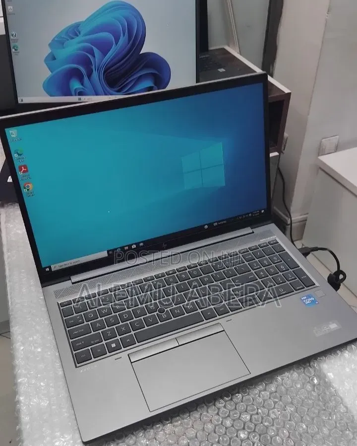 New Laptop HP ZBook Firefly G8 16GB Intel Core i7 SSD 512GB