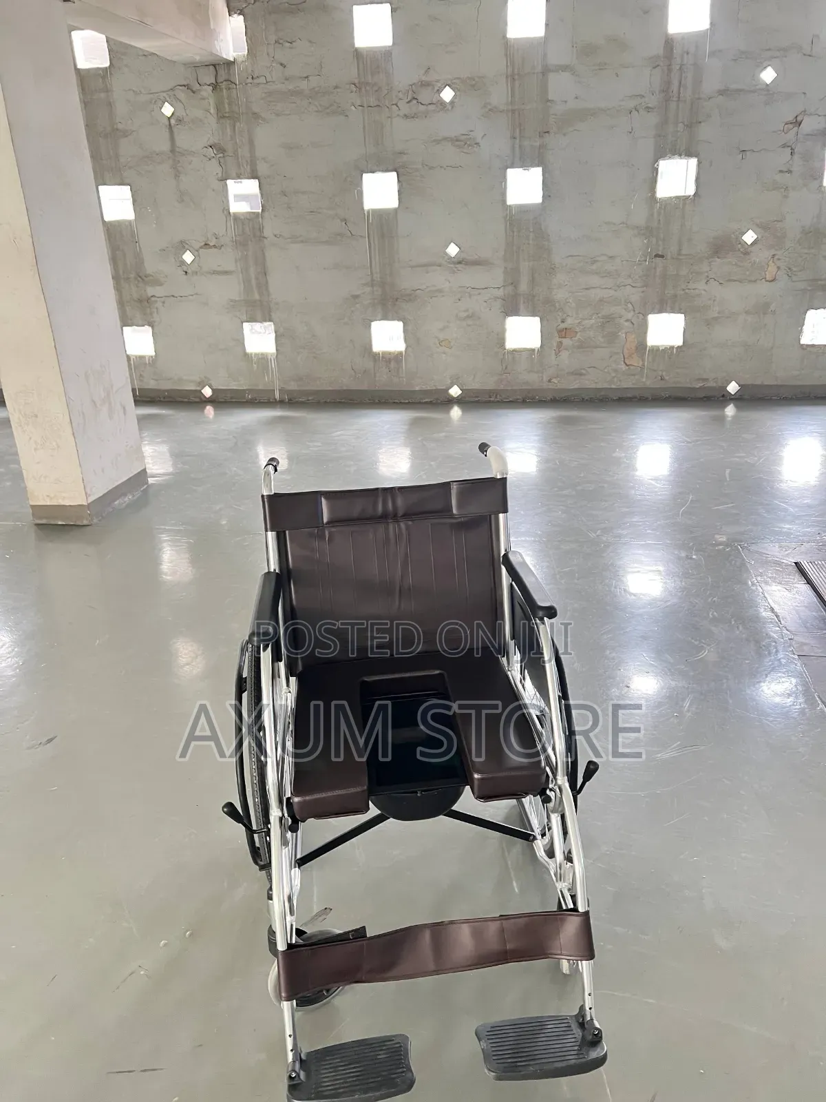 ምቹ መቀመጫ ያለው ዊልቸር — Wheelchair With a Comfortable Seat