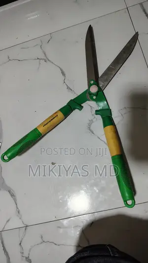 Manual Grass Clippers & Shrub Trimming Scissors.