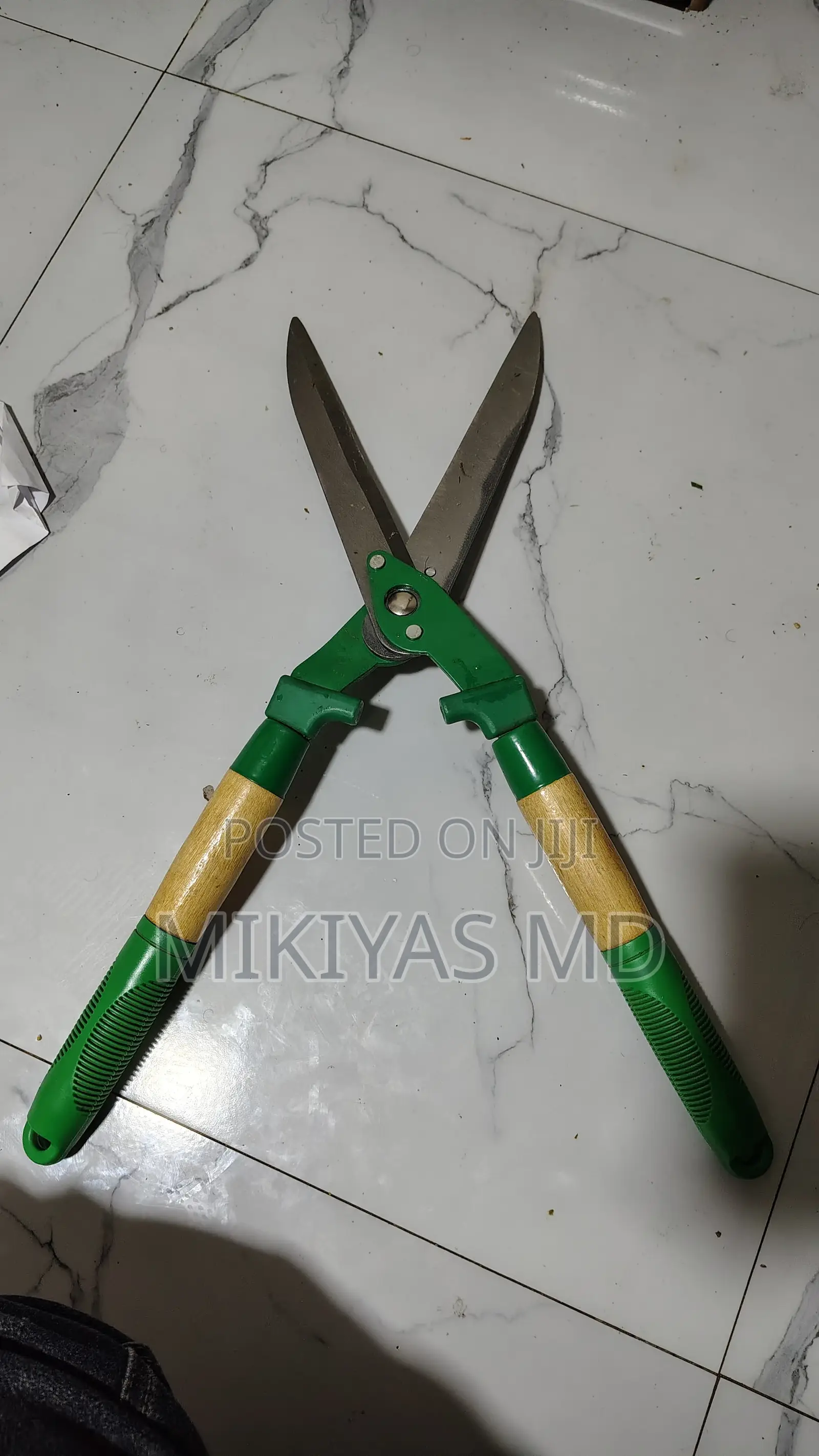 Manual Grass Clippers & Shrub Trimming Scissors.