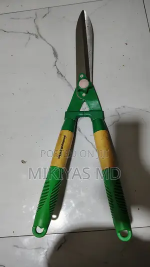 Manual Grass Clippers & Shrub Trimming Scissors.