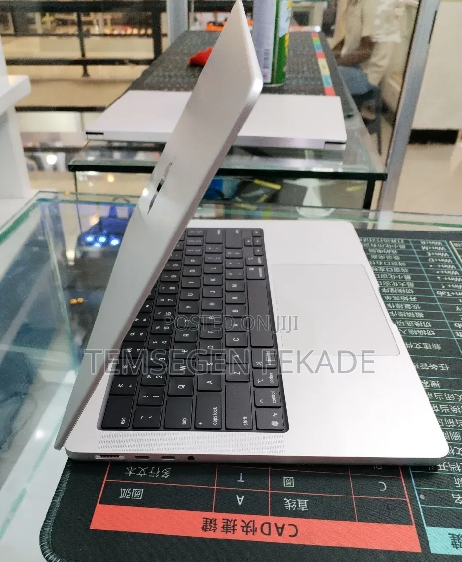 New Laptop Apple MacBook Pro 2025 M5 16GB Apple M5 SSD 512GB