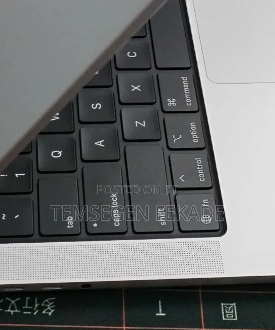 New Laptop Apple MacBook Pro 2025 M5 16GB Apple M5 SSD 512GB