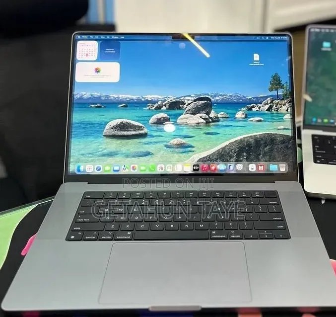 New Laptop Apple MacBook 8GB Intel Core i7 SSD 512GB