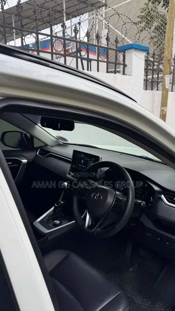 Toyota RAV4 2022 White