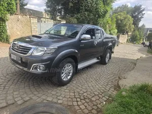 Toyota Hilux 2015 Maroon