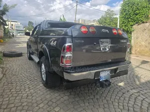 Toyota Hilux 2015 Maroon