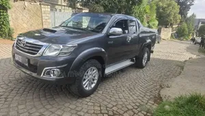 Toyota Hilux 2015 Maroon