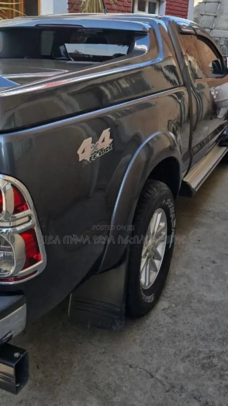 Toyota Hilux 2015 Maroon