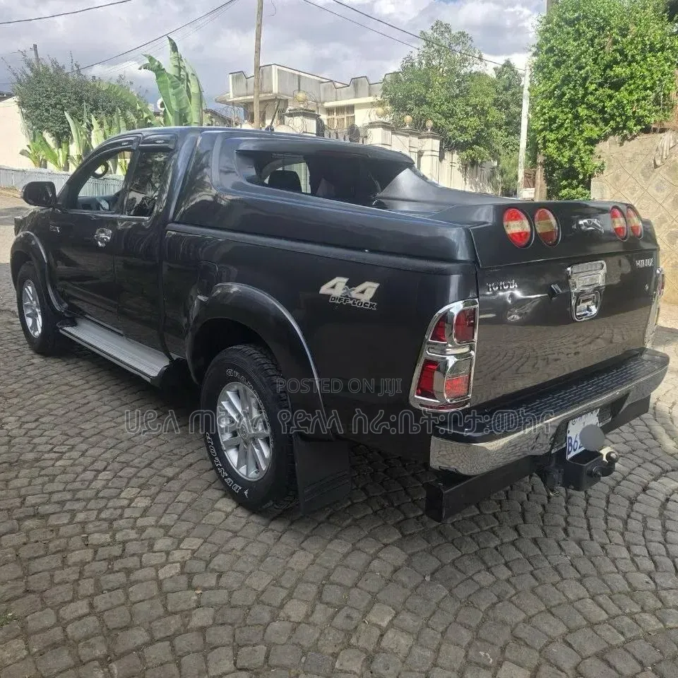 Toyota Hilux 2015 Maroon