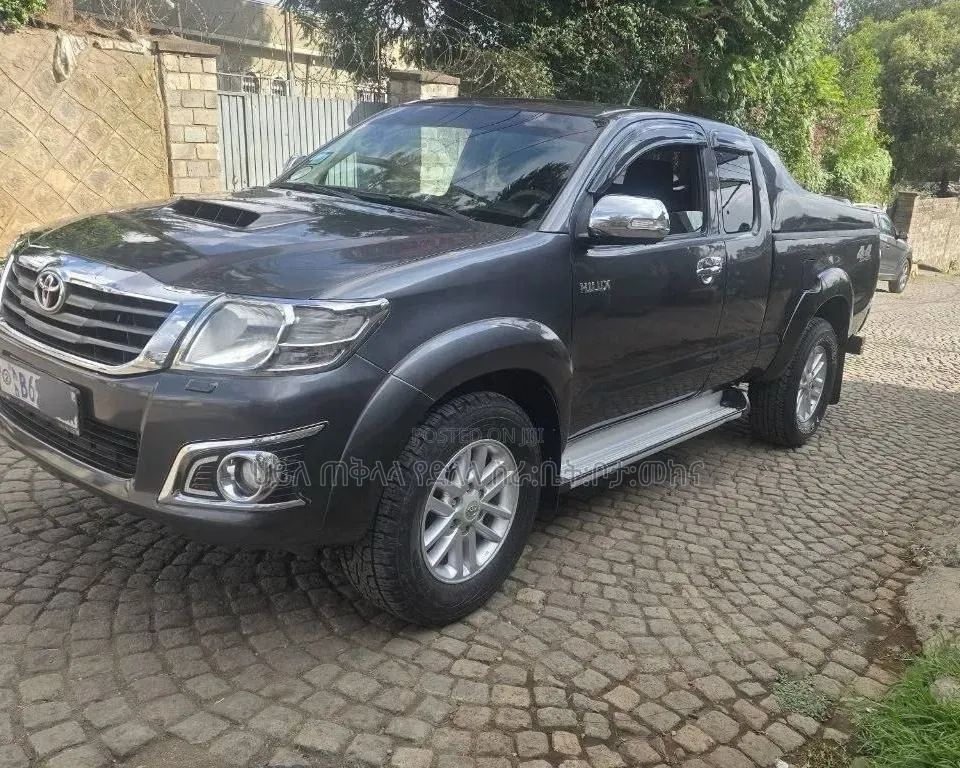 Toyota Hilux 2015 Maroon