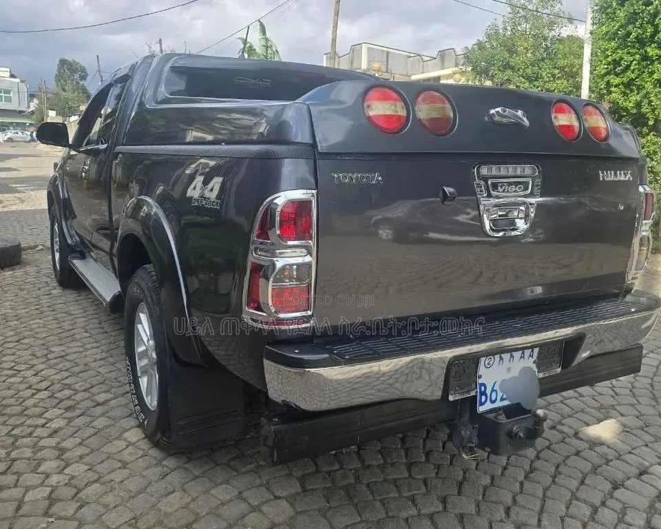 Toyota Hilux 2015 Maroon