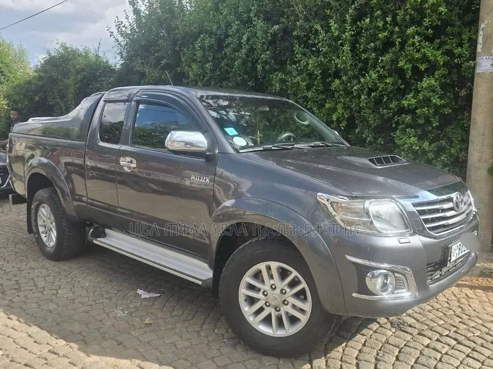 Toyota Hilux 2015 Maroon