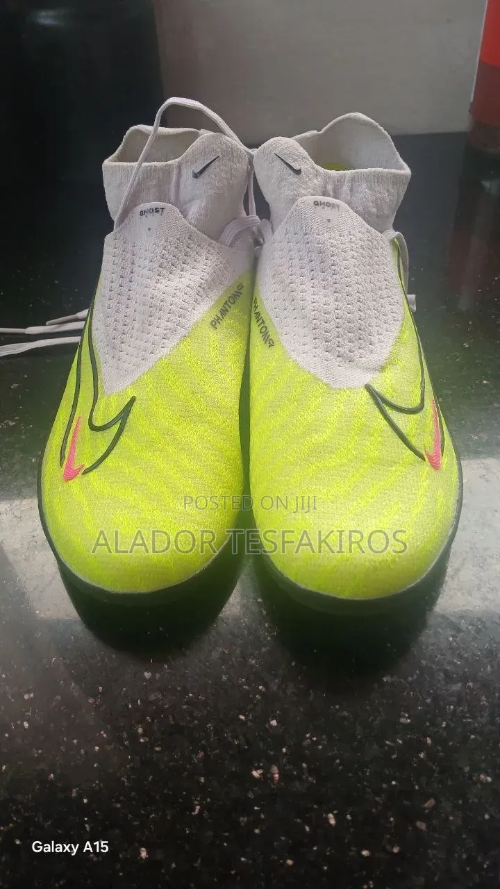 Sport Shoe (ታኬታ)