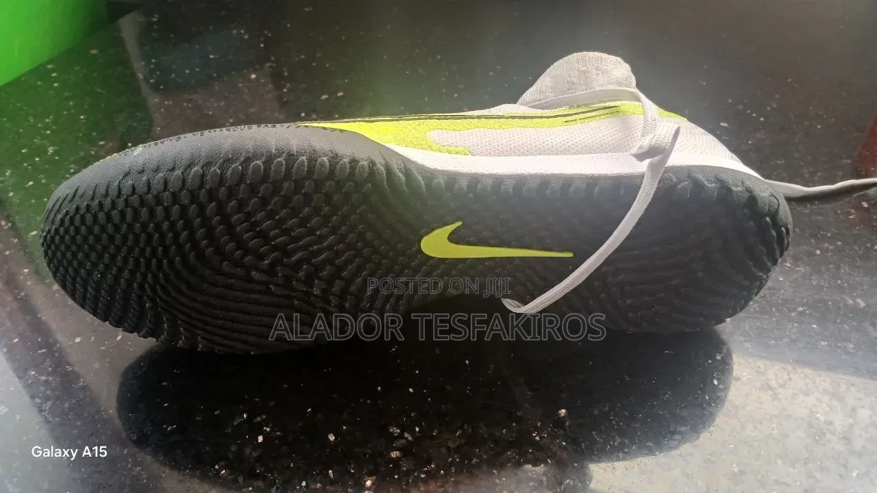 Sport Shoe (ታኬታ)